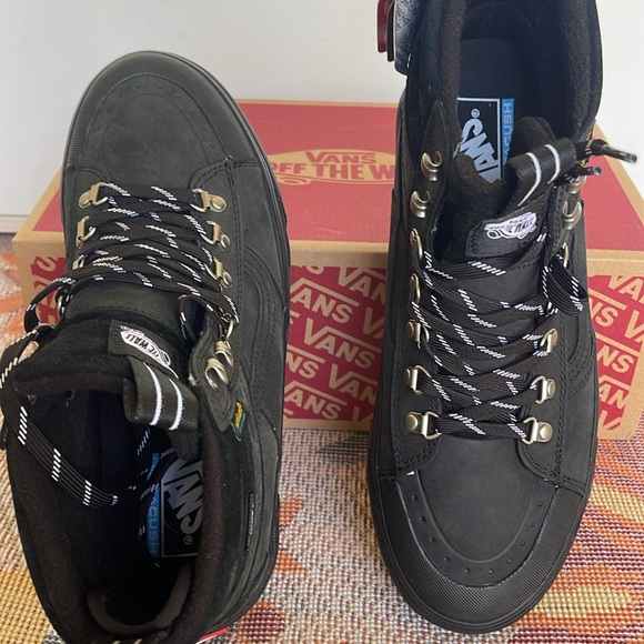 Vans WMNS Sk8-Hi Dr Mte-2
Black
VN0009QMBLA
Boots Sneakers - Picture 12 of 16